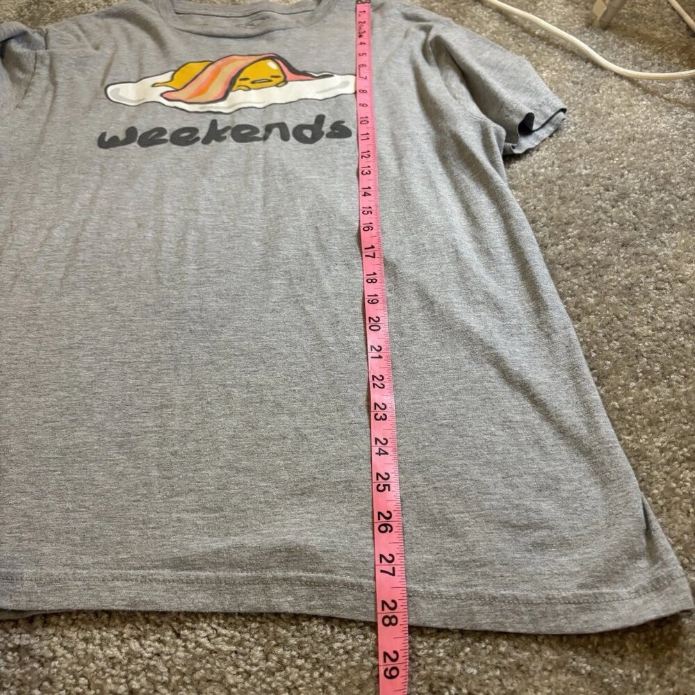 Sanrio Gudetama The Lazy Egg Under Bacon Blanket T-Shirt Gray "weekends" Large - Picture 6 of 7